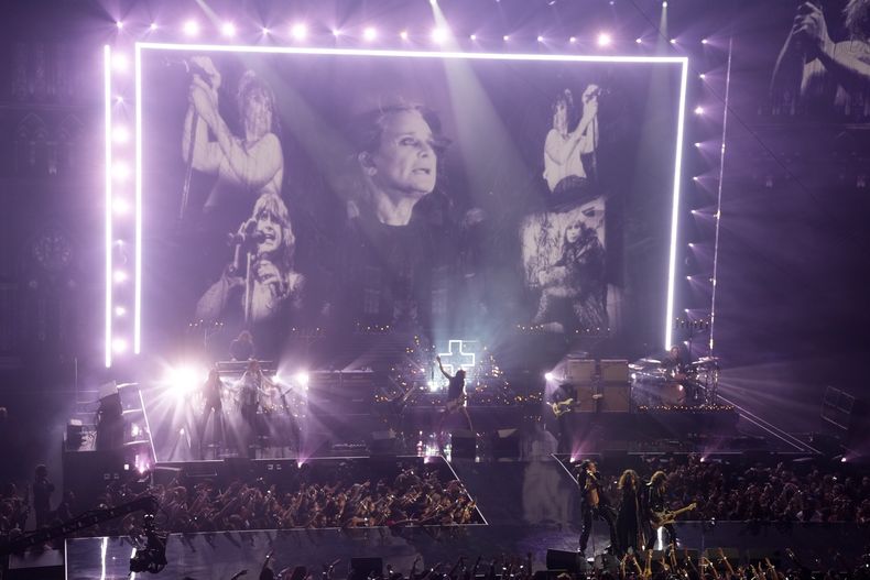 Yungblud, de izquierda a derecha, Steven Tyler y Joe Perry rinden homenaje a Ozzy Osbourne durante los Premios MTV a los Videos Musicales el domingo 7 de septiembre de 2025 en el UBS Arena en Elmont, Nueva York. (Foto Charles Sykes/Invision/AP)