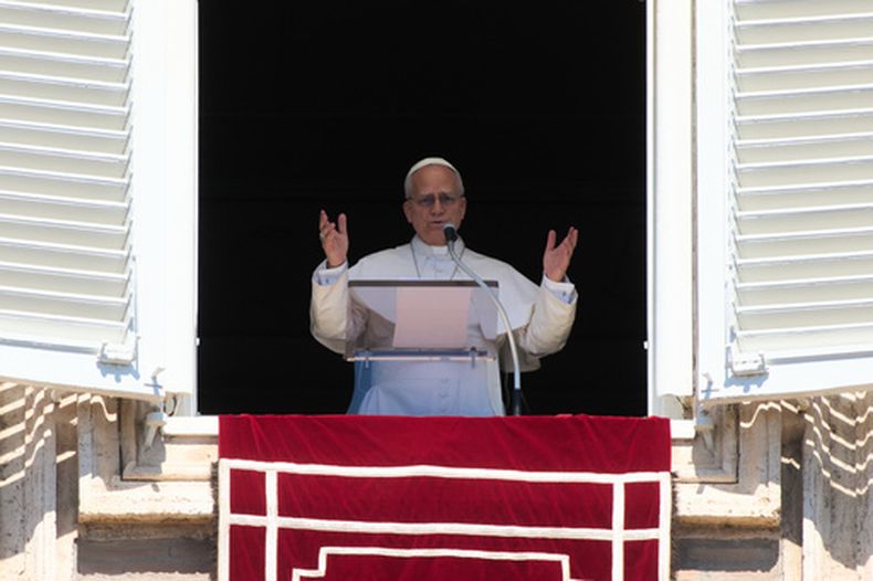 El papa León XIV imparte su bendición mientras recita la oración del mediodía Regina Coeli desde la ventana de su estudio con vistas a la Plaza de San Pedro, en el Vaticano, el lunes 6 de abril de 2026. (AP Foto/Andrew Medichini)
