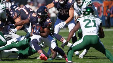 El corredor de los Bears de Chicago Kyle Monangai corre con el balón frente al cornerback de los Jets de Nueva York Brandon Stephens en el encuentro de la NFL del domingo 4 de octubre del 2026. (AP Foto/David Banks)