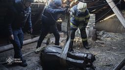 Esta foto entregada por los Servicios de Emergencia de Ucrania muestra a personal de emergencia sacando parte de un misil ruso que golpeó una casa en Kiev, Ucrania, el 17 de noviembre del 2024. (Servicios de Emergencia de Ucrania via AP)