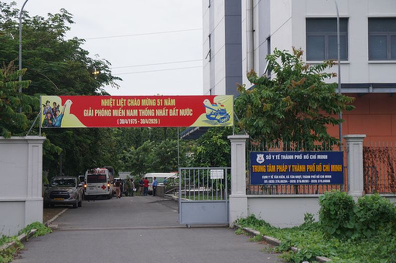 Exterior del Centro Forense del Departamento de Salud de Ciudad Ho Chi Minh, donde se conservan los restos de turistas indios fallecidos tras el vuelco de una lancha motora, en Ciudad Ho Chi Minh, Vietnam, el domingo 12 de julio de 2026. (Foto AP/Minh Tran)