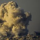 Humo tras un bombardeo israelí en la Franja de Gaza, visto desde el sur de Israel, sábado 16 de diciembre de 2023. (AP Foto/Ariel Schalit)