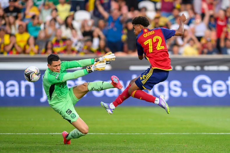 ARCHIVO - El centrocampista del Real Salt Lake, Zavier Gozo (derecha), anota un gol superando al guardameta del Club América, Ángel Malagón, durante un partido de fútbol de la Leagues Cup, el 30 de julio de 2025, en Sandy, Utah. (Foto AP/Tyler Tate, archivo)