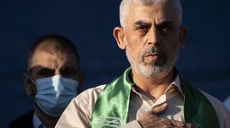 ARCHIVO - Yahya Sinwar, líder palestino de Hamás en la Franja de Gaza, coloca su mano sobre el corazón tras saludar a simpatizantes en un mitin, el 24 de mayo de 2021, en Ciudad de Gaza, Franja de Gaza. (AP Foto/John Minchillo, Archivo)