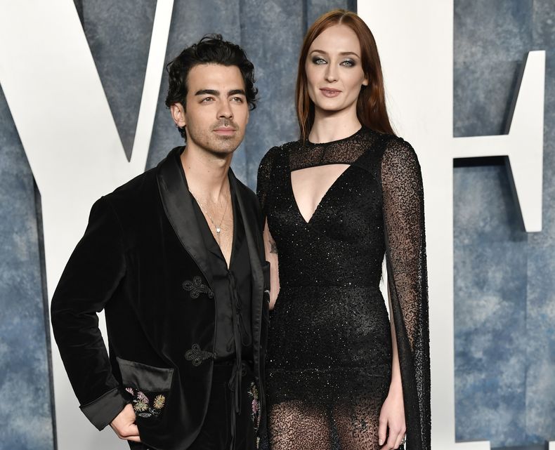 ARCHIVO - Joe Jonas, izquierda, y Sophie Turner en la fiesta de Vanity Fair tras los Oscar el 12 de marzo de 2023, en Beverly Hills, California. (Foto Evan Agostini/Invision/AP, archivo)