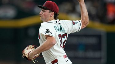 El lanzador abridor de los Diamondbacks de Arizona, Brandon Pfaadt, lanza contra los Padres de San Diego durante la primera entrada de un partido de béisbol, el lunes 3 de agosto de 2026, en Phoenix. (Foto AP/Ross D. Franklin)