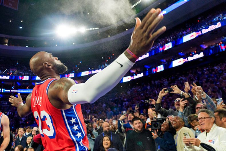 LeBron James, de los 76ers de Filadelfia, arroja polvo de tiza antes de un partido ante los Knicks de Nueva York, el viernes 30 de octubre de 2026 (AP Foto/Chris Szagola)
