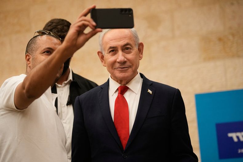 Un hombre se toma una selfie con el primer ministro de Israel, Benjamin Netanyahu, durante las primarias del partido Likud, antes de las elecciones generales de octubre, en Jerusalén, el 17 de agosto de 2026. (AP Foto/Ohad Zwigenberg, Pool)