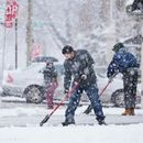 ARCHIVO - Personas limpian una acera durante una tormenta de nieve en Filadelfia, el 13 de febrero de 2024. (AP Foto/Matt Rourke, Archivo)