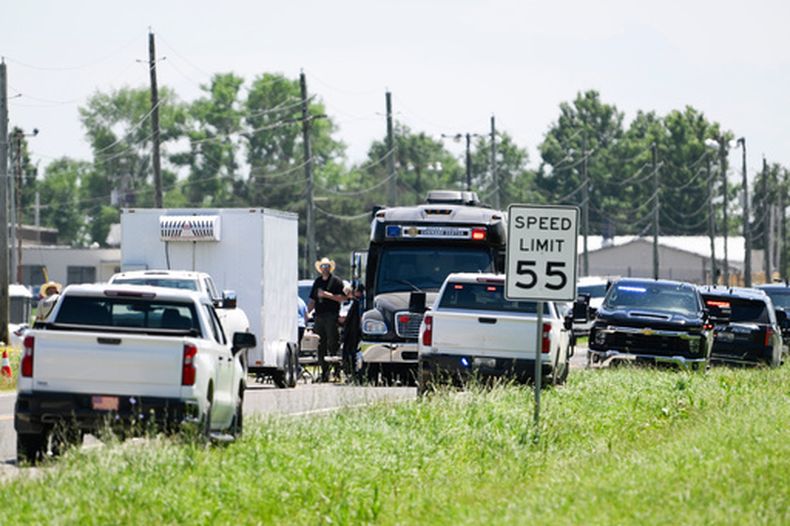 Vehículos de emergencia tras la caída de la avioneta en Butler, Missouri, el 14 de junio del 2026. (AP foto/Reed Hoffmann)