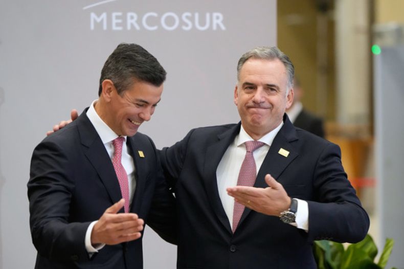 El presidente de Paraguay, Santiago Peña, izquierda, da la bienvenida al presidente de Uruguay, Yamandú Orsi, durante la Cumbre del Mercosur en Asunción, Paraguay, el martes 30 de junio de 2026. (AP Foto/Jorge Saenz)