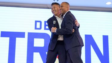 ARCHIVO - El líder de la minoría de la Cámara de Representantes, Hakeem Jeffries, derecha, felicita a Derek Tran en un evento de campaña en Golden Sea Restaurant, el 12 de octubre de 2024, en Anaheim, California. (AP Foto/Julia Demaree Nikhinson, Archivo)