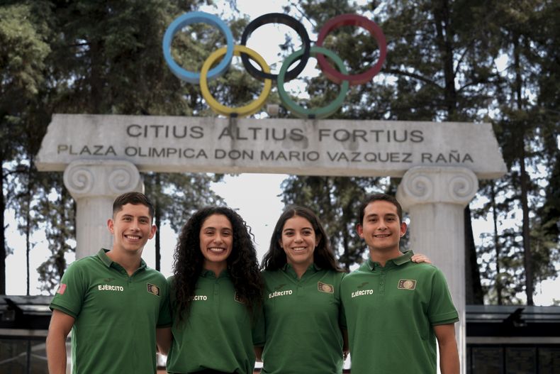 De izquierda a derecha, los clavadistas mexicanos Kevin Berlín, Gabriela Agúndez, Alejandra Orozco y Randal Willars posan para una foto en el Comité Olímpico Mexicano de la capital de su país, el viernes 7 de junio de 2024. (AP Foto/Marco Ugarte)
