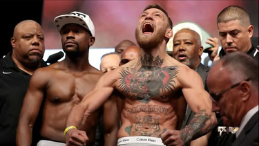 la indiferencia de mayweather contra la euforia de mcgregor: asi fue el duelo en el pesaje antes de la pelea