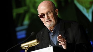 ARCHIVO - El autor Salman Rushdie recibe el primer premio a la perturbación de la paz de la Fundación de la Biblioteca Vaclav Havel en el Centro Vaclav Havel el martes 14 de noviembre de 2023, en Nueva York. El primer libro de Rushdie desde el apuñalamiento de 2022 por el que estuvo en peligro su vida es explícito en la violencia que sufrió Rushdie y heroico por la voluntad de vivir que conserva. (Foto Evan Agostini/Invision/AP, archivo)