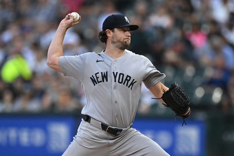 El abridor de los Yankees de Nueva York Gerrit Cole lanza en la primera entrada del encuentro ante los Medias Blancas de Chicago el martes 28 de julio del 2026. (AP Foto/Paul Beaty)