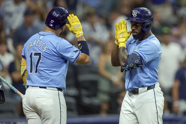 Randy Arozarena, de los Rays de Tampa Bay, a la derecha, celebra después de su jonrón contra los Nacionales de Washington con Isaac Paredes durante la séptima entrada el domingo 30 de junio de 2024, en St. Petersburg, Florida (AP Foto/Mike Carlson)