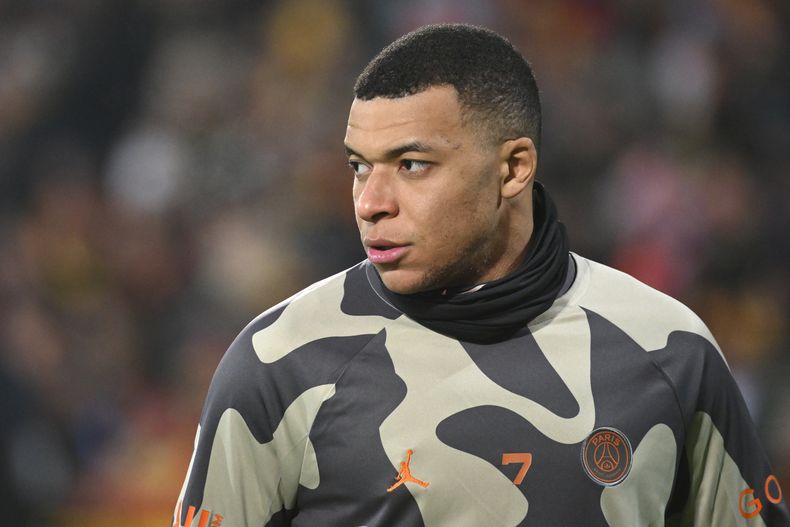 El delantero del Paris Saint-Germain Kylian Mbappe previo al partido contra Lens en la liga francesa, el domingo 14 de enero de 2023, en Lens. (AP Foto/ Matthieu Mirville)