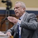 El secretario de Salud y Servicios Humanos, Robert F. Kennedy Jr., da su testimonio ante la Comisión de Energía y Comercio de la Cámara de Representantes, el martes 24 de junio de 2025, en Washington. (AP Foto/Mariam Zuhaib)