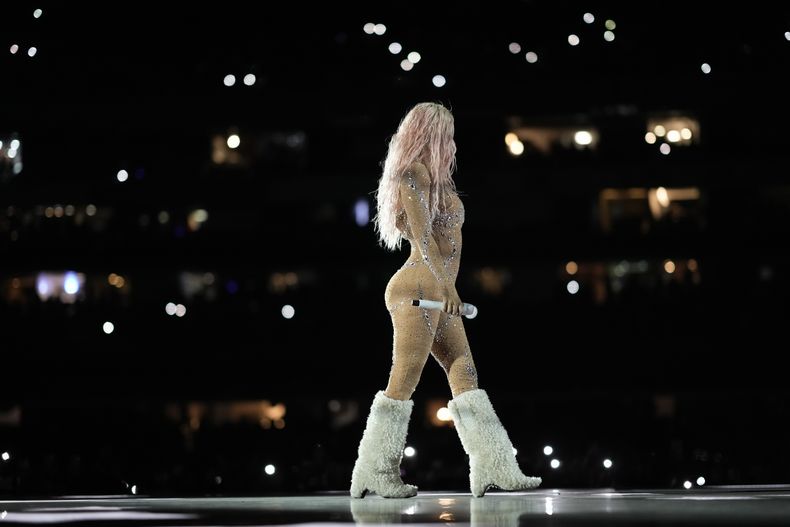 Karol G durante un concierto de su gira Mañana será bonito en el Estadio Azteca de la Ciudad de México el jueves 8 de febrero de 2024. (Foto AP/Eduardo Verdugo)