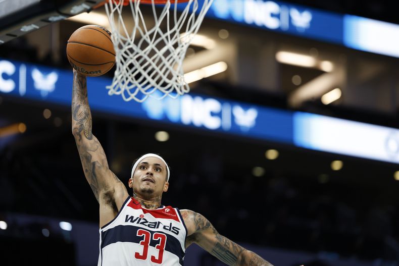 El alero de los Wizards de Washington Kyle Kuzma salta para clavar el balón en el encuentro ante los Hornets de Charlotte el lunes 3 de febrero del 2025. (AP Foto/Nell Redmond)