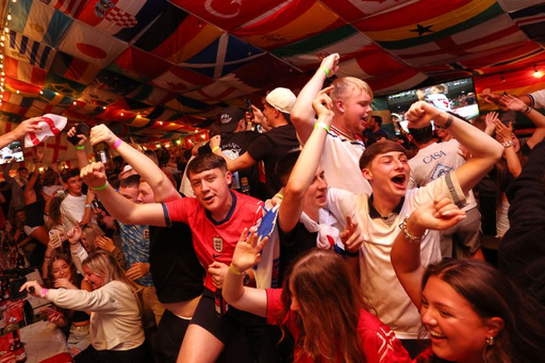 Hinchas ingleses celebran durante el partido del Mundial contra Croacia en el pub The Clock en Hebburn, Inglaterra, el miércoles 17 de junio de 2026. (AP Foto/Scott Heppell)