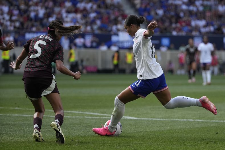 Sophia Smith, delantera de Estados Unidos, anota en el encuentro amistoso ante México, disputado el sábado 13 de julio de 2024 en Harrison, Nueva Jersey (AP Foto/Pamela Smith)