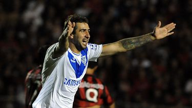 americateve | Lucas Pratto, del V&eacute;lez Sarsfield de Argentina, festeja su gol frente al Atl&eacute;tico Paranaense de Brasil, durante un partido de la Copa Libertadores disputado el mi&eacute;rcoles 26 de marzo de 2014 en Curitiba  (AP Foto/Denis Ferreira Netto)