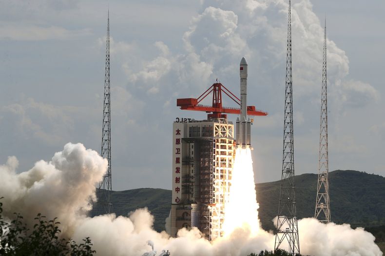En esta fotografía difundida por la agencia de noticias china Xinhua, un cohete Long March-6 que transporta 18 satélites, despega desde el Centro de Lanzamiento Taiyuan, en el norte de China, el martes 6 de agosto de 2024. (Zheng Bin/Xinhua vía AP)