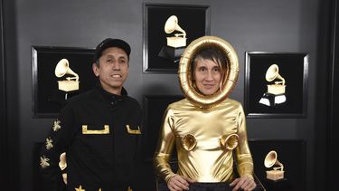 Hector Buitrago, izquierda, y Andrea Echeverri, de Aterciopelados, llegan a la 61a entrega anual de los Grammy en el Staples Center el domingo 10 de febrero de 2019, en Los Ángeles. Aterciopelados lanzaron una versión en vivo de, casi, 30 aniversario de su álbum El Dorado en marzo de 2024. (Foto Jordan Strauss/Invision/AP, archivo)