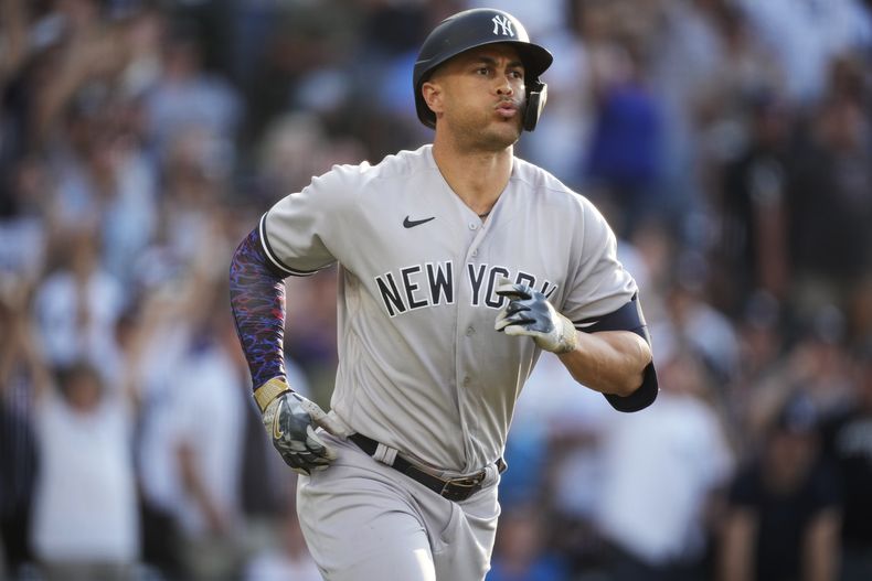 Giancarlo Stanton, de los Yanquis de Nueva York, trota luego de batear un jonrón de tres carreras en el encuentro ante los Rockies de Colorado, el sábado 15 de julio de 2023 (AP Foto/David Zalubowski)