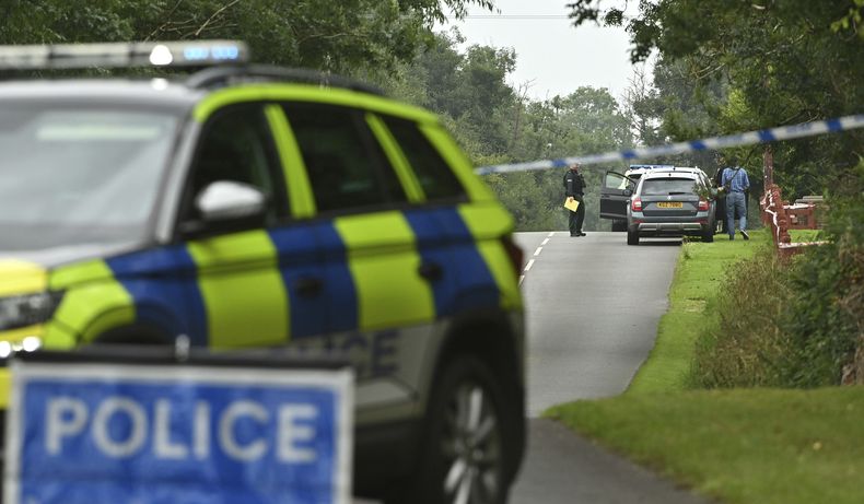 La escena después del tiroteo en la zona de Drummeer Road en Maguiresbridge, Irlanda del Norte, el 23 de juliol del 2025. (Oliver McVeigh/PA via AP)