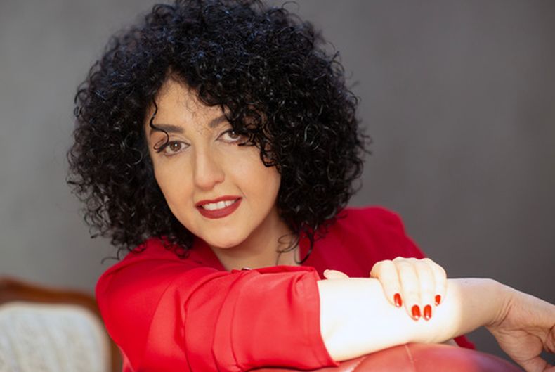 En la imagen, proporcionada por la Fundación Narges Mohammadi, aparece Narges Mohammadi posando para un retrato en Teherán, Irán, el 9 de febrero de 2025. (Nooshin Jafari/Fundación Narges Mohammadi vía AP)