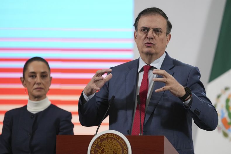 ARCHIVO - El secretario mexicano de Economía, Marcelo Ebrard, en una conferencia de prensa de la mañana junto a la presidenta Claudia Sheinbaum en el Palacio Nacional en Ciudad de México, el 3 de febrero de 2025. (AP Foto/Marco Ugarte, Archivo)