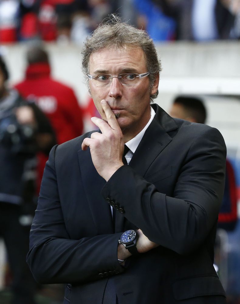 El t&eacute;cnico de PSG, Laurent Blanc, observa antes de un partido contra Rennes el mi&eacute;rcoles, 7 de mayo de 2014, en Par&iacute;s. (AP Photo/Michel Euler)