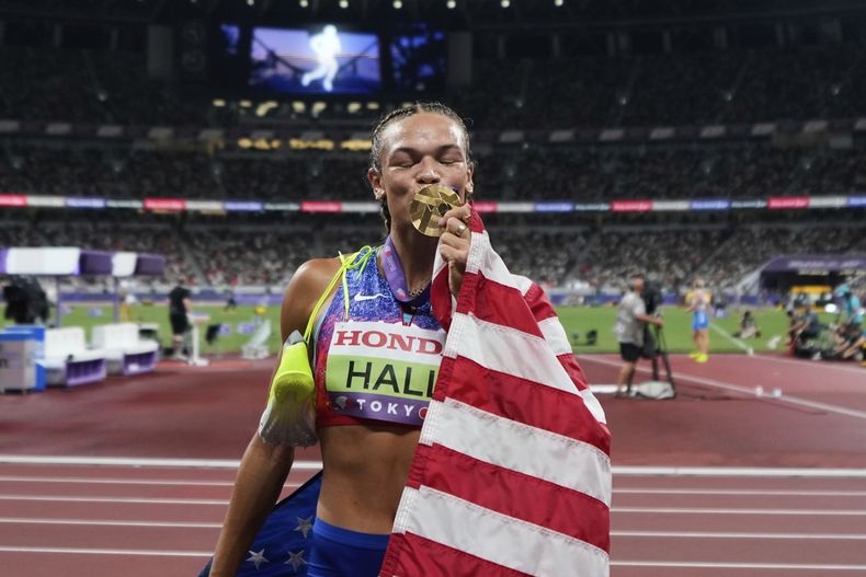 La estadounidense Anna Hall reacciona besando la medalla de oro tras ganar los 800 metros del heptatlón en los campeonatos mundiales de atletismo en Tokio el sábado 20 de septiembre del 2025. (AP Foto/Eugene Hoshiko)
