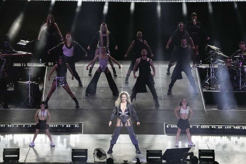 La cantante mexicana María José, centro, durante su concierto en el Auditorio Nacional de la Ciudad de México el miércoles 14 de junio de 2023. (Foto AP/Eduardo Verdugo)