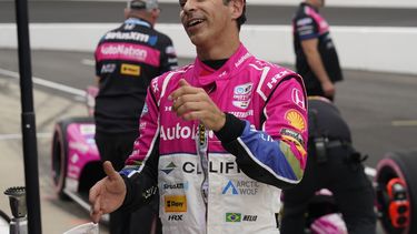 El piloto brasileño Helio Castroneves conversa con su equipo durante la clasificación para la carrera del Gran Premio IndyCar en el autódromo Indianapolis Motor Speedway, en Indianápolis, el viernes 12 de mayo de 2023. (AP Foto/Darron Cummings)