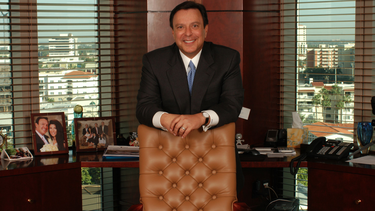 cubanoamericano mike fernandez rechaza a trump y dona millones a clinton