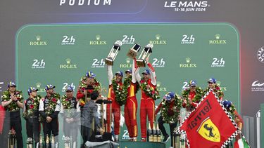 El equipo Ferrari 499P Hybrid Hypercar WEC, el piloto español Miguel Molina, el piloto italiano Antonio Fuoco y el piloto danés Nicklas Nielsen celebran en el podio después de ganar la carrera de autos deportivos Las 24 Horas de Le Mans el domingo 16 de junio de 2024 en Le Mans, Francia. (Foto AP/Jeremías González)