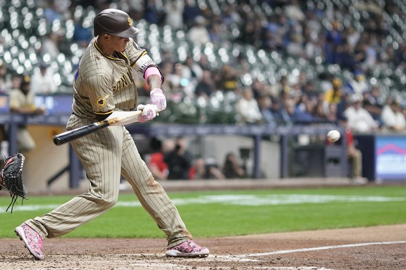 Manny Machado, de los Padres de San Diego, batea un sencillo productor durante la quinta entrada de un juego de béisbol contra los Cerveceros de Milwaukee, el lunes 15 de abril de 2024, en Milwaukee. (AP Foto/Morry Gash)