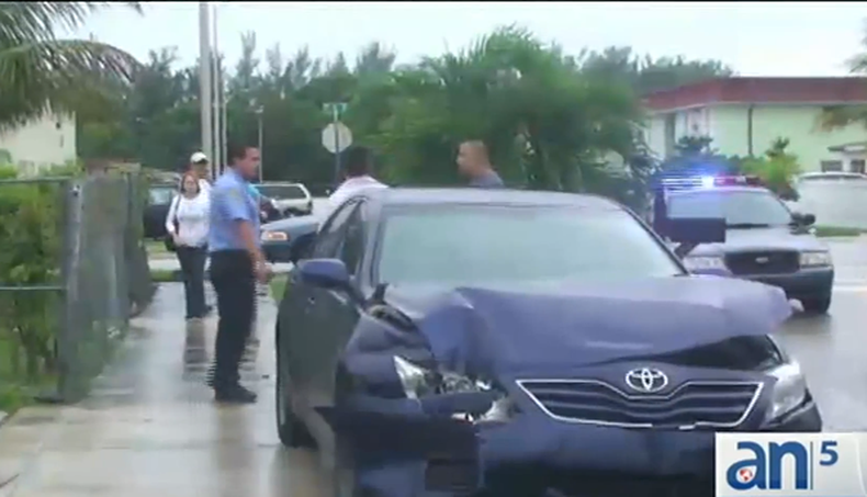 Un violento accidente ocurrido hoy en la mañana en el este de Hialeah destrozó el patio de una casa y arruinó la decoración por el día de brujas.