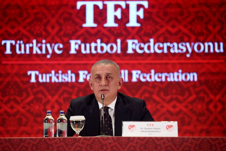 Ibrahim Haciosmanoglu, presidente de la federación de fútbol de Turquía, durante una rueda de prensa, el lunes 27 de octubre de 2025, en Estambul. (Samet Yalcin/Dia Photo vía AP)