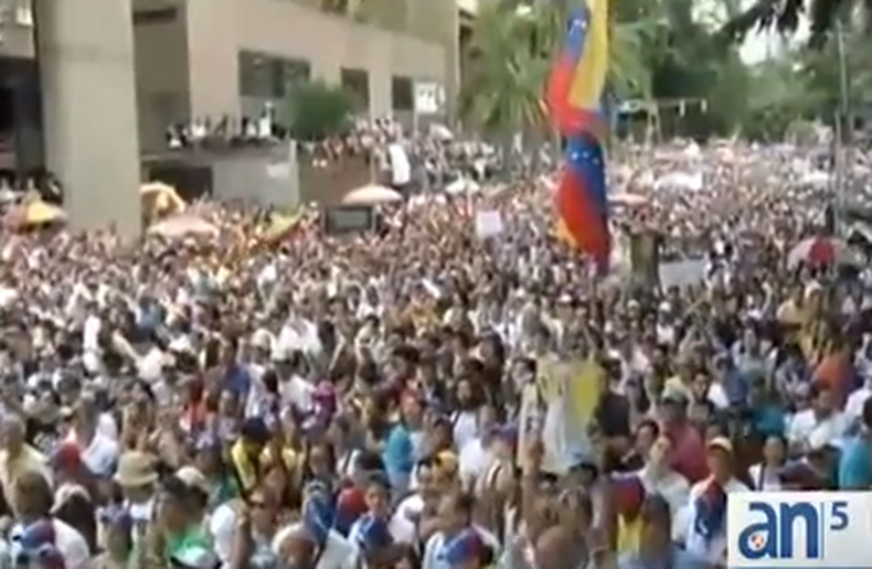 Los estudiantes de oposición no dan tregua en Venezuela, esta mañana salieron a las calles de nuevo para pedir justicia y trancaron las principales vías de ese país.