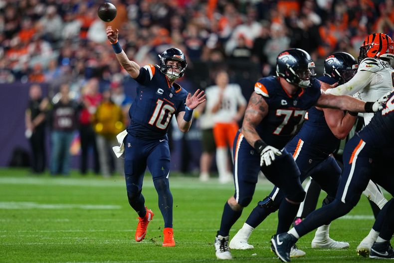 Bo Nix (10), quarterback de los Broncos de Denver, lanza un pase de touchdown frente a los Bengals de Cincinnati durante la primera mitad del partido de la NFL, el lunes 29 de septiembre de 2025, en Denver. (AP Foto/Jack Dempsey)