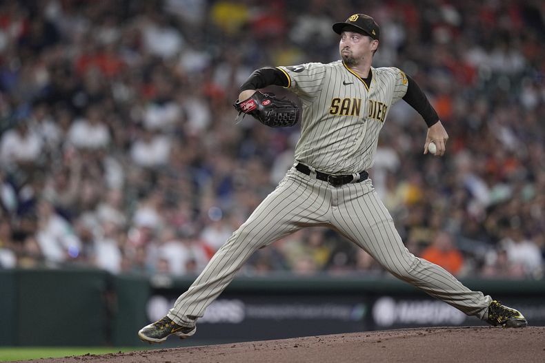 Blake Snell, abridor de los Padres de San Diego, trabaja durante la primera entrada del juego de béisbol en contra de los Astros de Houston, el viernes 8 de septiembre de 2023, en Houston. (AP Foto/Kevin M. Cox)
