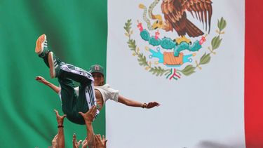 Hinchas mexicanos celebrando en el Paseo de la Reforma de la Ciudad de México previo al partido entre México e Inglaterra por los octavos de final del Mundial, el domingo 5 de julio de 2026. (AP Foto/Ginnette Riquelme)