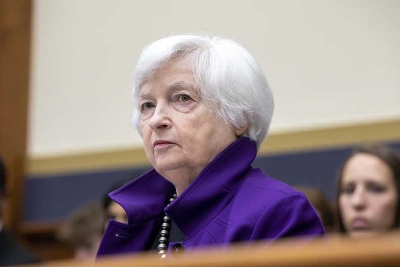 ARCHIVO - La secretaria del Tesoro, Janet Yellen, declara ante la Comisión de Servicios Financieros de la cámara baja sobre el estado del sistema financiero internacional en el Capitolio, Washington, 13 de junio de 2023. Yellen se reunirá con el premier chino Li Qiang el viernes 7 de julio de 2023 en Beijing. (AP Photo/Amanda Andrade-Rhoades, File)