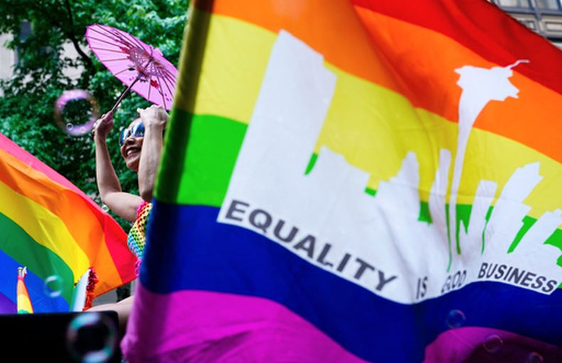 ARCHIVO - Sasha Peretti baile durante el desfile del orgullo gay en Seattle, el 25 de junio de 2023. (AP Foto/Lindsey Wasson)
