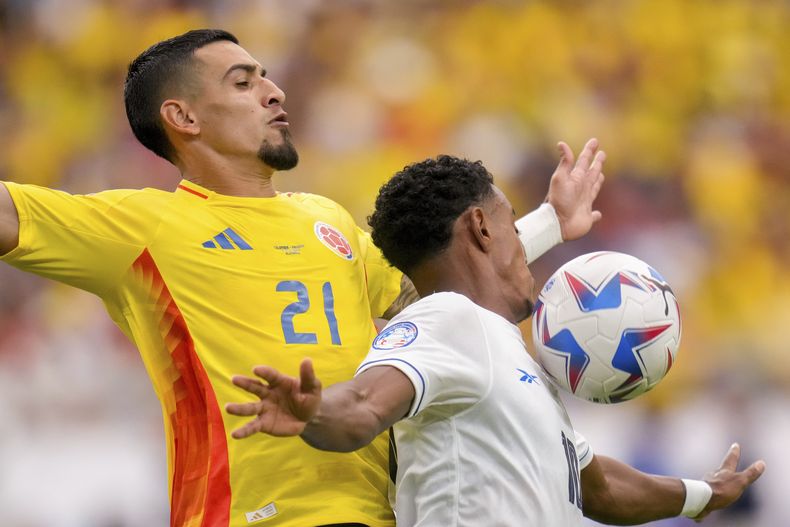 El colombiano Daniel Muñoz (izquierda) y el panameño Edgar Bárcenas pugnan por el balón en el partido contra Panamá por los cuartos de final de la Copa América, el sábado 6 de julio de 2024, en Glendale, Arizona. (AP Foto/Ross Franklin)